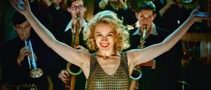 Sie will ein Glanz sein. Stella Goldschlag (Paula Beer) singt in einer Swingband. 