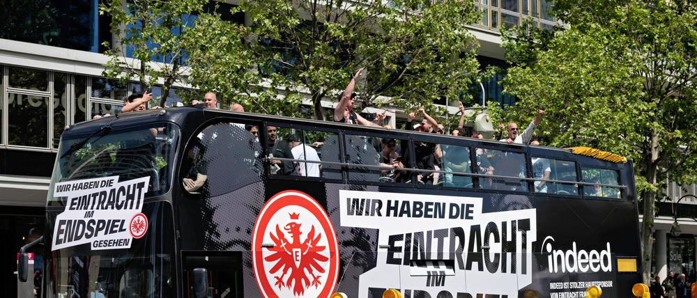 RB Leipzig - Eintracht Frankfurt. Bevor das Spiel beginnt, sind Eintracht-Frankfurt-Fans sind mit einem Bus unterwegs.