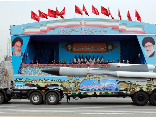 Iranische Rakete bei Parade. Neuerdings will Israel durch Angriffe auch die iranische Produktion von Raketen und Drohnen verindern – nicht nur von Atomwaffen.