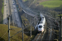 Das Konjunkturpaket hilft auch der Deutschen Bahn: Hier ein ICE 3 auf der Hochgeschwindigkeitsstrecke Frankfurt - Köln. Foto: imago/Hans-Günther Oed