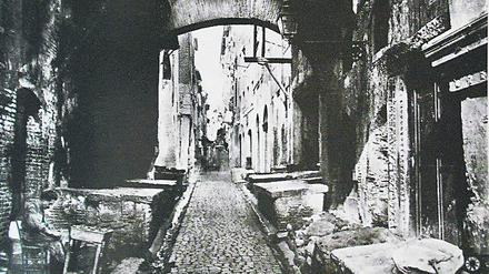Ummauert und ausgegrenzt im päpstlichen Rom. Blick auf die Via del Portico d’Ottavia im römischen Ghetto um 1860. Der drei Hektar große Bereich am linken Ufer des Tiber war das letzte westeuropäische Ghetto vor der Nazizeit. Es wurde 1870 befreit.