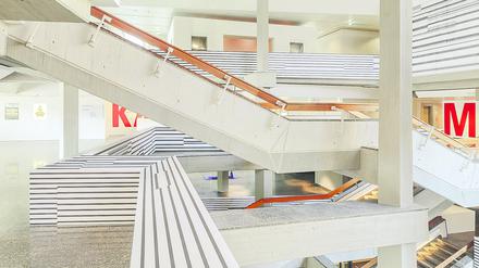 Zentrum des Spaziergangs durch die Epochen: das imposante Treppenhaus im KGM am Kulturforum.