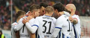 Die Hertha-Profis feiern den Abschluss einer perfekten Woche.
