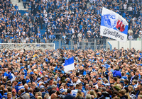 Magdeburg-Fans feiern auf dem Rasen und der Tribüne den 3:0-Sieg und den damit verbundenen Aufstieg ihrer Mannschaft in die Zweite Liga. Foto: dpa