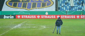 Der Platz in Saarbrücken braucht noch etwas Zuwendung vor dem Pokalspiel gegen Gladbach.