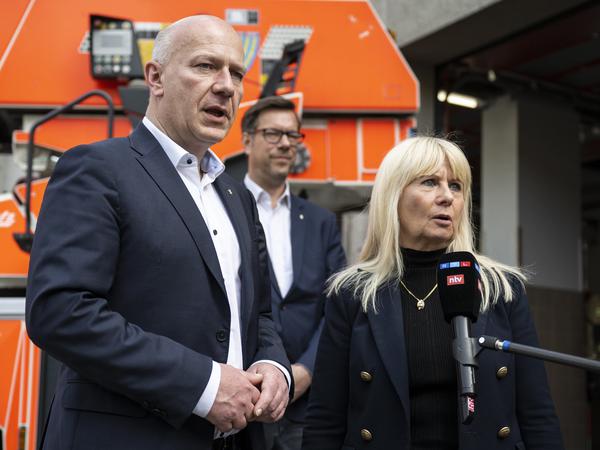 Der Regierende Bürgermeister Kai Wegner (CDU) und Innensenatorin Iris Spranger (SPD) versprachen der Feuerwehr Unterstützung.