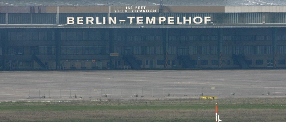 Eins der letzten Flugzeuge, eine Antonov AN 2, rollt am 24.11.2008 auf der Runway 27 L des Flughafens Berlin-Tempelhof zum Start.