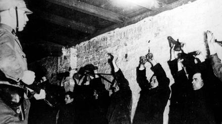 Zu Hilfspolizisten ernannte SA-Männer nehmen nach der Machtübernahme durch Adolf Hitler am 30. Januar 1933 Kommunisten fest.
