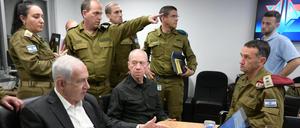 Benjamin Netanjahu (l-r), Ministerpräsident von Israel, und Yoav Gallant, Verteidigungsminister von Israel, besprechen im Hauptquartier der Israelischen Verteidigungskräfte (IDF) die  Lage im Konflikt zwischen Israel und der militanten Palästinensergruppe Hamas. 