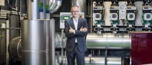 Gasag-Chef Georg Friedrichs steht an einer Wärmeanlage auf dem Euref-Campus, zu dem Thema die „100 wichtigsten Köpfe“.