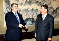 Der damalige Vorstandschef Josef Ackermann mit Chinas Vizepremier Wang Qishan im Jahr 2010. Foto: imago images/Xinhua