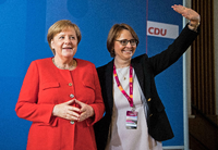 Die Chefin der Frauen-Union, Annette Widmann-Mauz (r.), könnte Vize-Bundestagspräsidentin werden. Foto: dpa