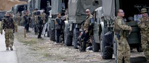Kfor-Soldaten stehen bei Vojtesh im Kosovo an einer Straßensperre. 