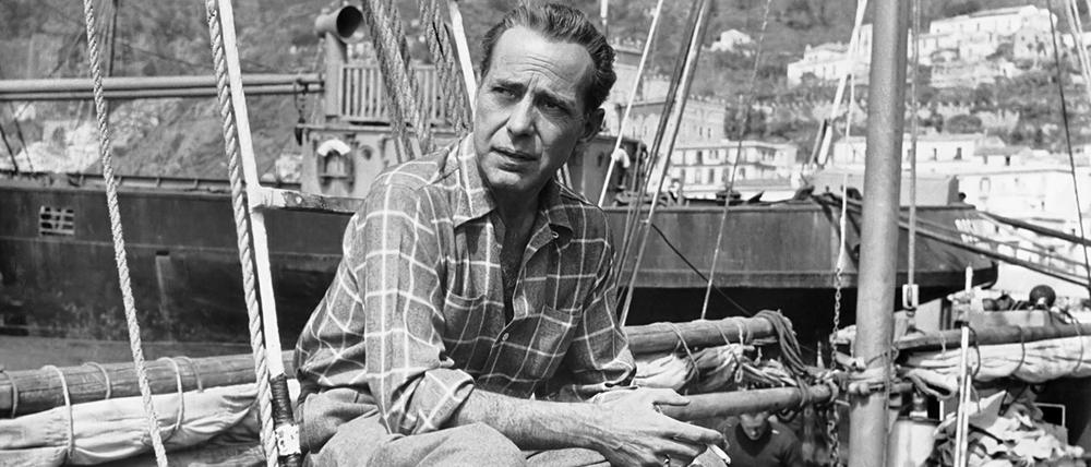 Humphrey Bogart auf einem Boot vor Amalfi.