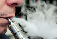 Vor allem bisherige Raucher und jüngere Menschen probieren zunehmend das Dampfen mit E-Zigaretten aus. Foto: Thalia Engel/dpa