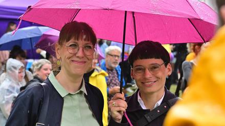Katja Meier (links) und Josefine Paul beim CSD Chemnitz 2023.