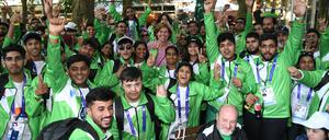 Die Delegation Special Olympics Pakistan mit Katrin Koenen (m.), Projektleiterin Special Olympics World Games Berlin 2023 beim Senat Berlin, beim Besuch des Berliner Tierparks.