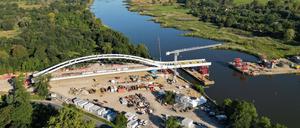 Am deutsch-polnischen Grenzfluss Oder finden Arbeiten für den Bau einer neuen Eisenbahnbrücke über den Fluss statt.