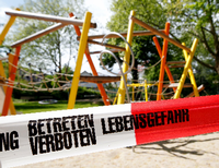 Kein Zutritt. Spielplatz in Nordrhein-Westfalen, 30. April. Foto: Roland Weihrauch/dpa