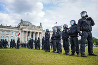 Auf der Reichstagswiese waren zwischenzeitlich mehr als 700 Menschen unterwegs. Foto: Jörg Carstensen / dpa
