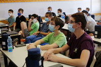 Israel, Modi'in: Schüler mit Mundschutzen sitzen in einem Klassenzimmer.  Foto: picture alliance/Gil Cohen Magen/XinHua/dpa