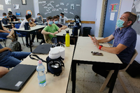 Israel, Modi'in: Ein Lehrer spricht im Klassenzimmer zu seinen Schülern. Das Bild zeigt die Situation Mitte Mai. Danach folgten zahlreiche Schulschließungen. Foto: picture alliance/Gil Cohen Magen/XinHua/dpa