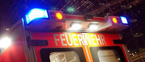 Ein Rettungswagen der Berliner Feuerwehr bei einem nächtlichen Einsatz. Symbolbild