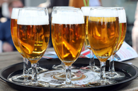 Durst auf Bier? In der Coronakrise trinken die Menschen lieber zu Hause als in der Kneipe. Foto: imago/Frank Sorge