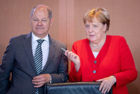 Der neue Bundeskanzler Olaf Scholz (SPD) und seine Vorgängerin Angela Merkel (CDU). Foto: dpa/Kay Nietfeld