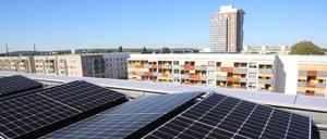 Photovoltaikanlage. Große Dachflächen auf kommunalen Wohnbauten bieten Platz für Solar- und Photovoltaikanlagen.