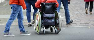 Behinderte, Rollstuhlfahrer im öffentlichen Stadtraum, Barrierefreiheit.