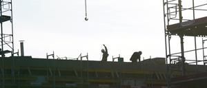 Bauarbeiter arbeiten auf einer Wohnungsbaustelle in Hamburg.