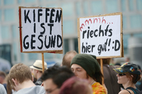 "Kiffen ist gesund" - Plakate werden in Berlin bei der 18. Hanfparade hoch gehalten (Archivbild). Foto: dpa/Rainer Jensen