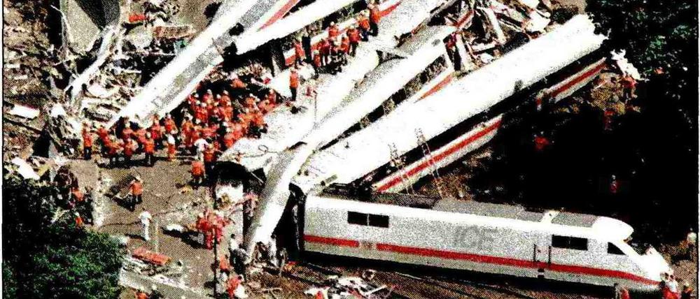Die bisher schwerste Zugkatastrophe in Deutschland: 101 Menschen starben, als der ICE „Wilhelm Conrad Röntgen“ am 3. Juni 1998 wegen eines Radreifenbruchs entgleiste.