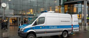 Bei einem Einsatz im Berliner Hauptbahnhof machte die Polizei Gebrauch von der Schusswaffe. Ein Bundespolizist schoss auf eine 14-jährige mutmaßliche Ladendiebin. Kriminaltechnik der Berliner Polizei war vor Ort.