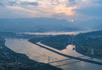 Staut Wasser, produziert Energie, schafft Arbeitsplätze. Und erzeugt flussabwärts und flussaufwärts Probleme: Der Dreischluchten-Damm in Chinas Hubei-Provinz Foto: imago/Xinhua
