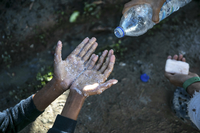 Regelmäßiges Händewaschen - das ist den Menschen im Flüchtlingslager Moria nicht möglich. Foto: imago images