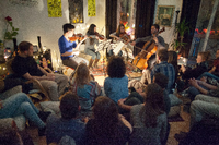 Klassisch feiern: Auftritt von "Groupmuse"-Musikern in einer Berliner Privatwohnung. Foto: Hendrik Lehmann