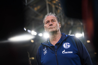 Machtlos. Schalke-Trainer Huub Stevens hat bisher keine Argumente geliefert. Foto: Imago/Jan Huebner