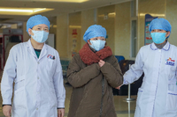 Manche sterben, andere - wie diese Patientin in Changchun - überstehen die Infektion mit 2019-nCoV. Wie groß die Gefahr ist, die von dem neuen Coronavirus ausgeht, lernen Forscher gerade erst. Foto: imago images/Xinhua