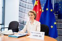 Verschiedene Systeme, verschiedene Werte: EU-Kommissionspräsidentin von der Leyen beim Video-Gipfel mit China. Foto: imago images/Xinhua