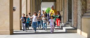 Kita-Kinder auf dem Weg in die Alte Nationalgalerie.