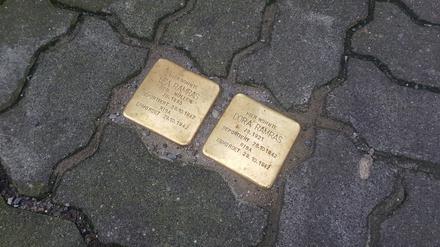 Am 16.2.2023 wurden zwei Stolpersteine für Lea Ramras und Dora Ramras, Georgenkirchstraße 10-11, 10961 Berlin verlegt. Beide wurden am 26. Oktober 1942 mit dem sogenannten „22. Osttransport“ nach Riga deportiert und dort gleich nach ihrer Ankunft am 29. Oktober 1942 ermordet.