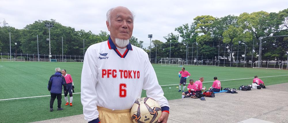 Der pensionierte Arzt Takushi Dokiya (80) trifft sich regelmäßig mit anderen Sportlern seiner Altersgruppe zum Fußballspiel.