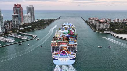 Die „Icon of the Seas“ bricht in Miami zur Jungfernfahrt auf. Sie ist das größte Kreuzfahrtschiff der Welt.