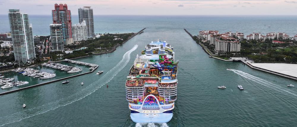 Die „Icon of the Seas“ bricht in Miami zur Jungfernfahrt auf. Sie ist das größte Kreuzfahrtschiff der Welt.