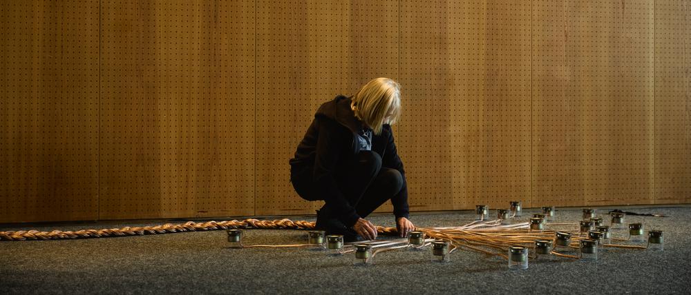 Christina Kubisch beim Aufbau ihrer Installation „Klanggarten“ im Foyer des Haus der Berliner Festspiele.