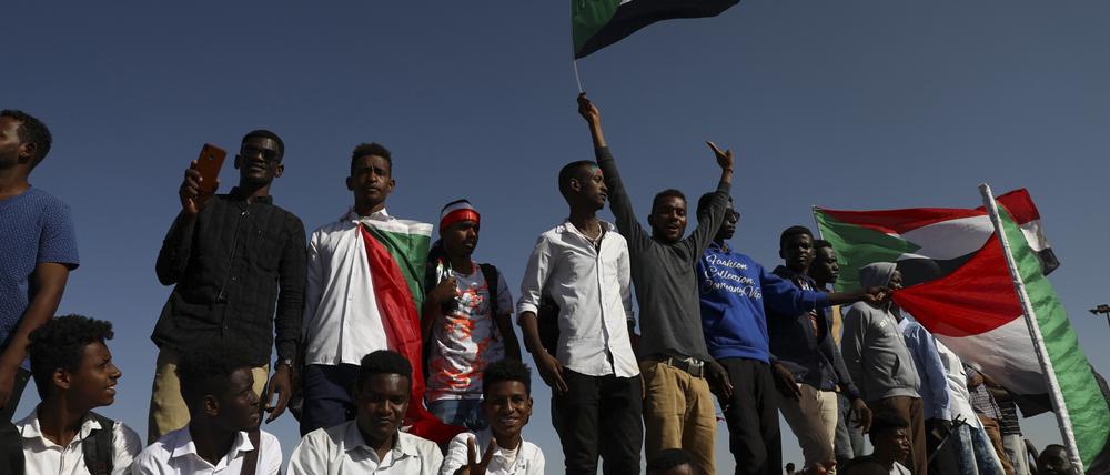 Bürger versammlen sich im Sudan zur Feier des ersten Jahrestages der Proteste, die zum Sturz des ehemaligen Präsidenten al-Baschir führten.