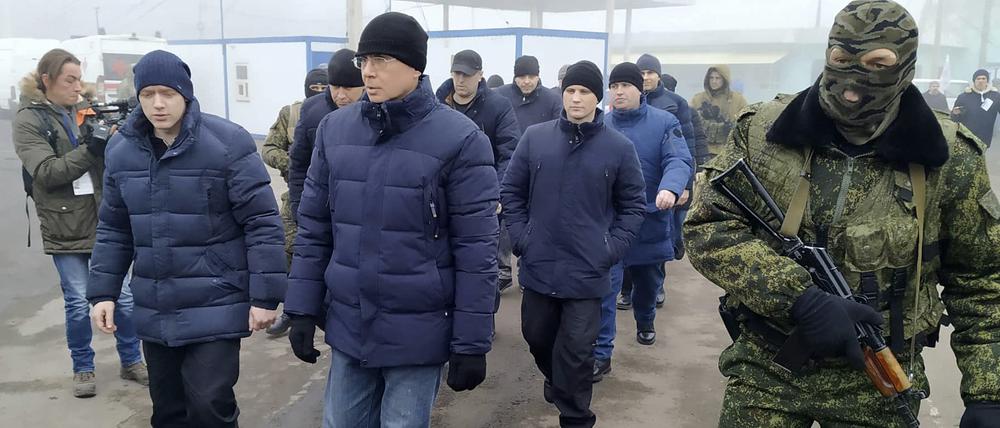 Ein von Russland unterstützter Separatistensoldat (r) begleitet eine Gruppe von Ukrainische Kriegsgefangene in der Nähe des Kontrollpunktes Horliwka, Ostukraine.