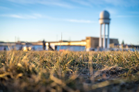 Belebt, beliebt, aber nicht bebaut: das Tempelhofer Feld mit dem Flughafengebäude im Hintergrund. Foto: imago/Stefan Zeitz